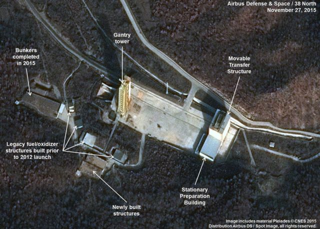 西海衛星発射場の発射台近くでロケット推進剤貯蔵庫などの工事の様子