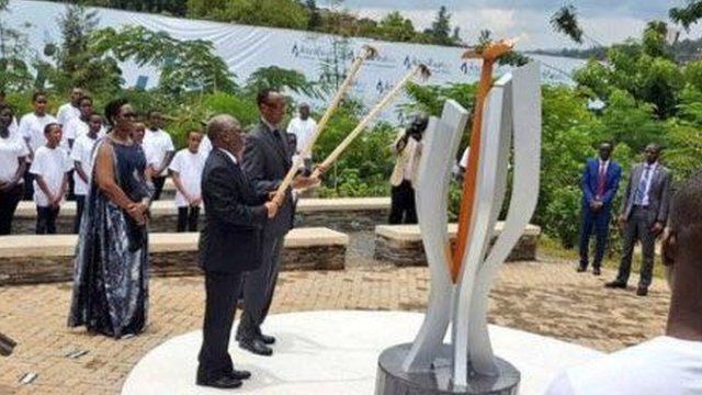Abakuru b'ibihugu by'u Rwanda na Tanzaniya bacana urumuri ku rwibutso rwa Gisozi