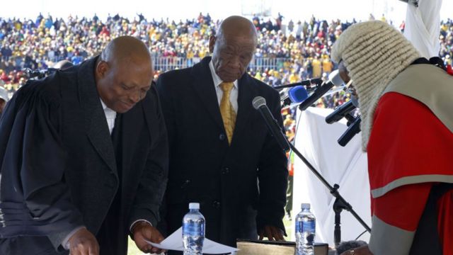 Le nouveau Premier ministre du Lesotho, Thomas Thabane (G), chef du parti politique All Basotho Convention (ABC), prête serment le 16 juin 2017