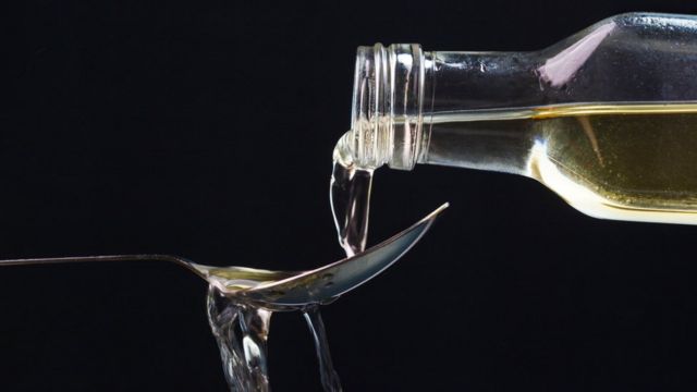 Vinagre servido en una cuchara