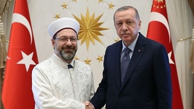 اردوغان، رییس جمهور ترکیه (سمت راست تصویر) از اظهارات علی ارباش، رییس سازمان دیانت کشور در رابطه با همجنس‌گرایی دفاع کرد