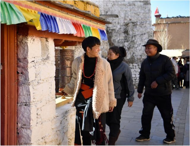 丁真（左一）在四川甘孜藏族自治州理塘縣勒通古鎮街頭。