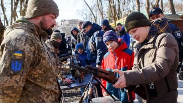 أوكرانيون يتدربون على السلاح