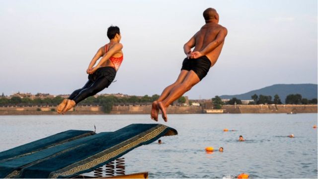 在湖北襄阳，市民跳入汉江消暑降温。(photo:BBC)
