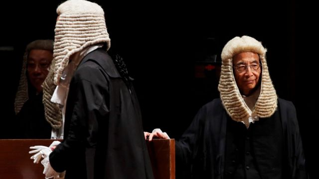 香港的司法制度仍然保留许多英国特色，包括部份法官和资深司法人员配戴的假发，但近年有亲建制派人士认为应该去除这种"具殖民色彩"的做法。