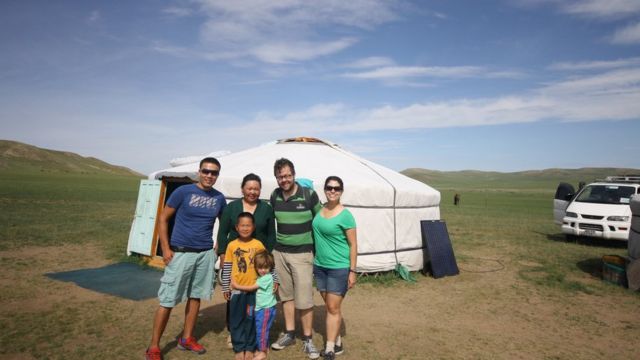Família faz turismo na Mongólia