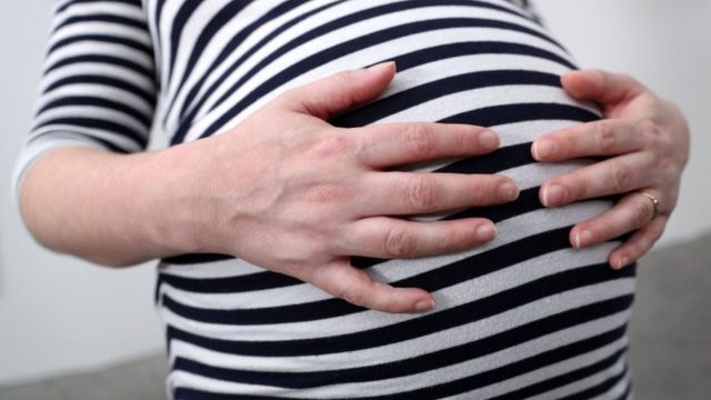越来越多的人倾向于高龄生育和技术辅助怀孕，首次怀孕的年龄也越来越高(photo:BBC)