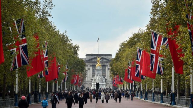 英中国旗が飾られたロンドン中心部の「ザ・マル」