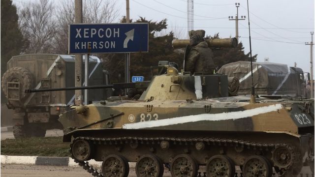 Армянськ, російська військова техніка рухається дорогою на Херсон. 24 лютого