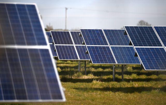 Renewable energy: Is it getting too hot for solar panels? - BBC News
