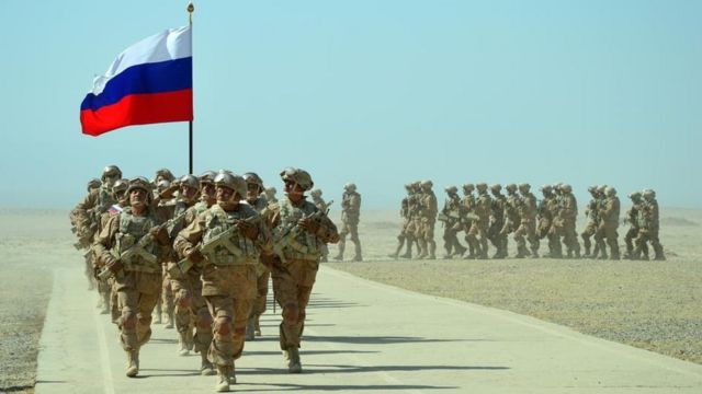 سربازان و افسران مسلح و مجهز ارامنی، بلاروس، قزاق، قیرقیز و روس در این رزمایش وسایل و مهمات نظامی با خود داشتند