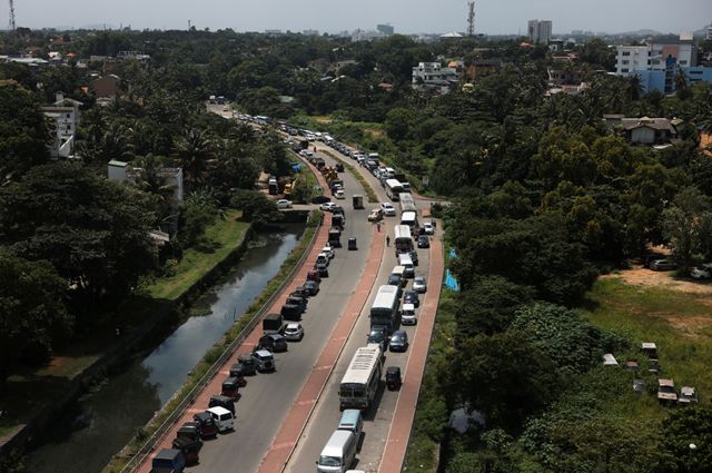 Filas para cargar diésel en Colombo, la capital de Sri Lanka, uno de los lugares afectados.