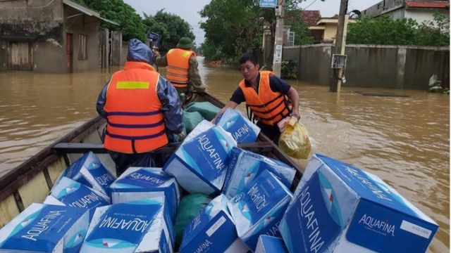 Những thùng nước suối là vô cùng quý giá đối với nhiều hộ dân cần nước sạch trong những ngày này