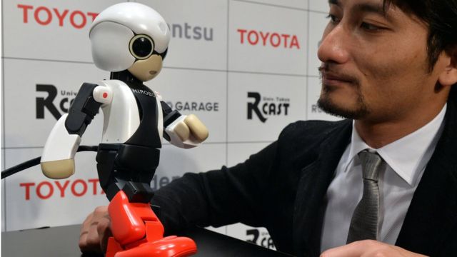Le créateur japonais Tomotaka Takahashi avec son robot humanoïde Kirobo à Tokyo