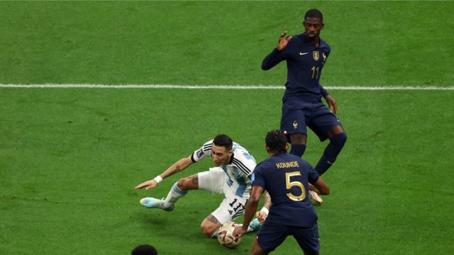 Dembélé nocauteia Di María na final da Copa do Mundo