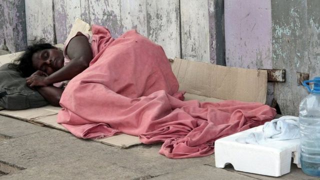 经济危机中的斯里兰卡首度科伦坡街头的一名无家可归妇女(photo:BBC)