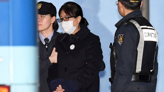 호송차에 오르고 있는 취순실