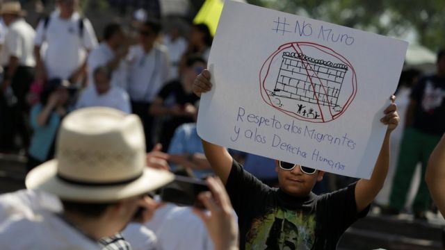 "Ніякої стіни. Поважайте іммігрантів та права людини". Імміграційна політика пана Трампа призвела до протестів у Мексиці.