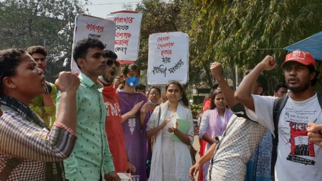 ডিজিটাল সিকিউরিটি আইন বাতিলের দাবিতে স্লোগান দেন বিক্ষোভকারীরা।