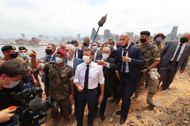 من زيارة الرئيس الفرنسي ايمانويل ماكرون لمكان الانفجار في مرفأ بيروت، 6 أغسطس/آب 2020