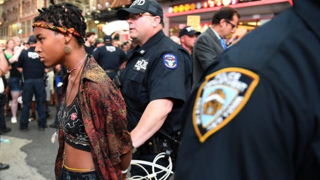 Una mujer es esposada durante la protesta de este jueves en Nueva York