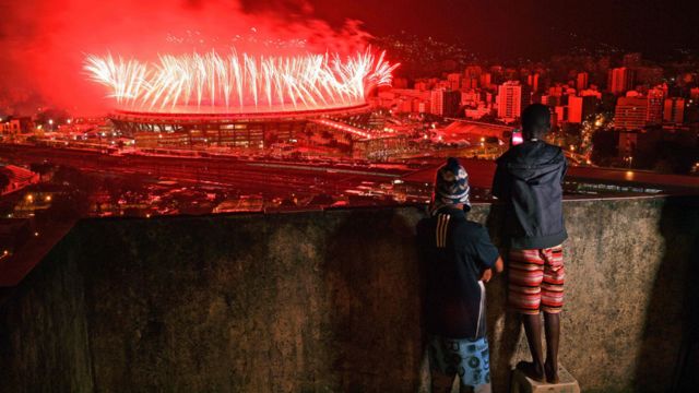 Unos niños observan desde una favela los fuegos artificiales del cierre de las Olimpiadas de Río 2016