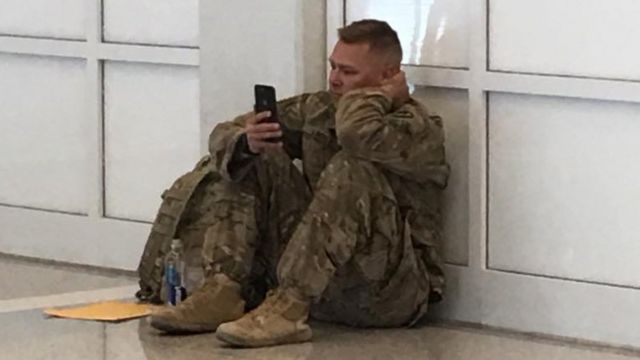 Markii uu dib u dhacay duulimaadkii uu reerkiisa ugu tegi lahaa, ayuu Brooks Lindsey waxa uu dhalashada gabadhiisa ka daawanayay Mobile-ka isagoo isticmaalaya barnaamijka FaceTime