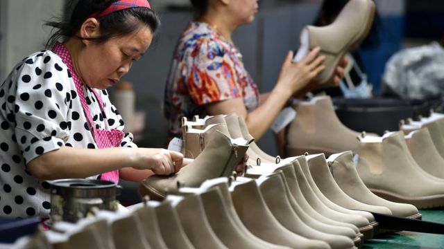 福建省福州市仓山区一家外贸鞋企生产车间工人正在作业（中新社图片7/6/2023）