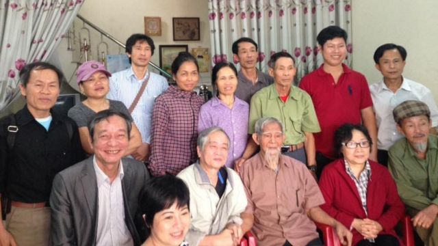 Người dân Dương Nội sang thăm người dân Đồng Tâm hôm 29/3.