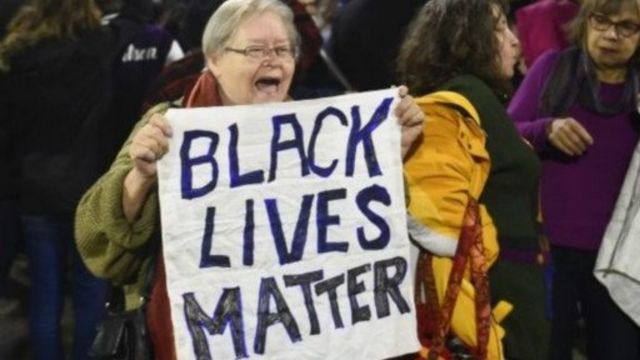 Il est reproché aux basketteuses d'avoir porté des t-shirts sur lesquels il était inscrit #BlackLivesMatter.