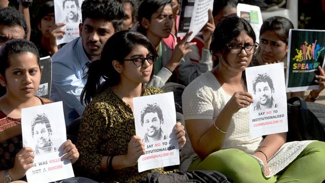 दलित छात्र रोहित वेमुला की आत्महत्या के बाद प्रदर्शन