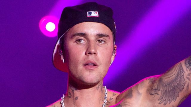 Justin Bieber reveals facial paralysis after shows cancelled - BBC News