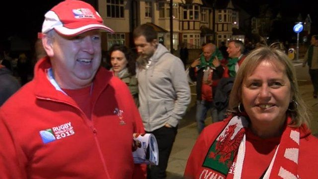 Ymateb cefnogwyr Cymru i'r fuddugoliaeth yn Twickenham nos Sadwrn.