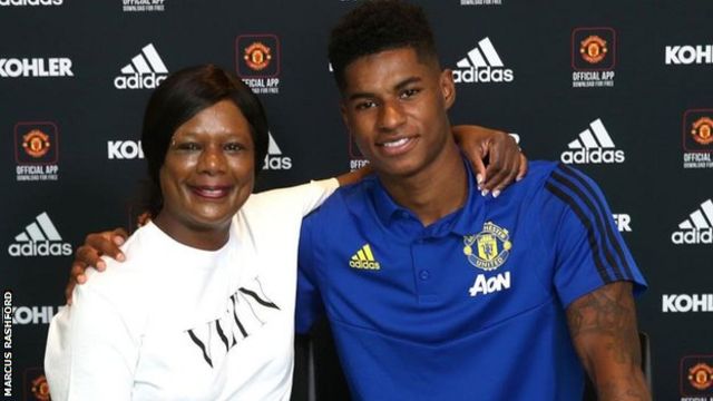 Marcus Rashford con su madre