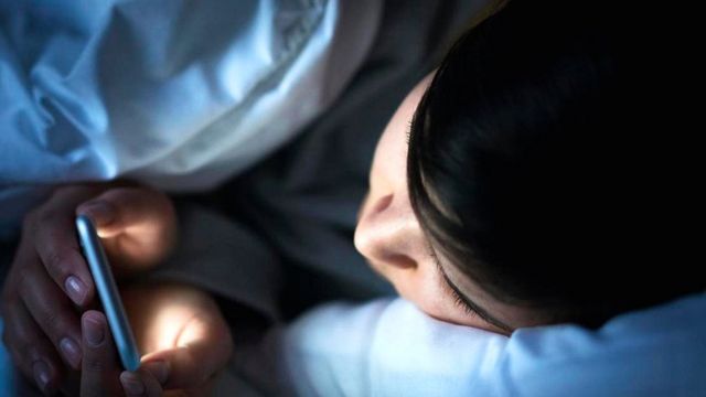 सोते हुए मोबाइल का इस्तेमाल