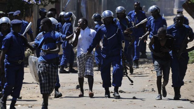 Arrestation de protestataires par la police burundaise anti-émeute lors d'une manifestation contre la candidature du président pour un troisième mandat. Musaga, banlieue de Bujumbura, 28 avril 2015.