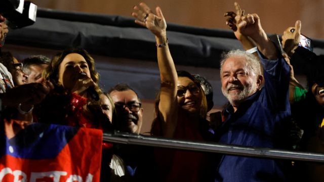 Lula celebrates the victory.