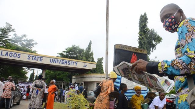 Étudiants devant la porte de l'Université de Lagos