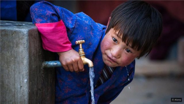 ایک ارب سے زیادہ بچوں کی اب بھی پینے کے صاف پانی تک رسائی نہیں ہے
