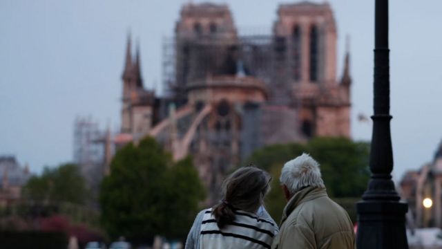 Pareja observa Notre Dame