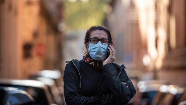 Mujer hablando por teléfono en Roma.