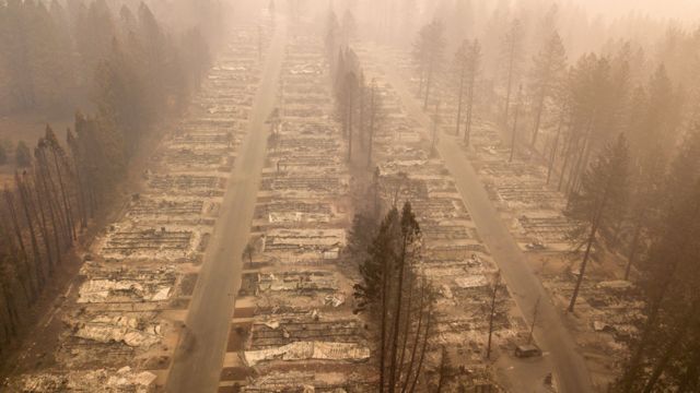 Barrio destruido por los incendios forestales en Paradise, California