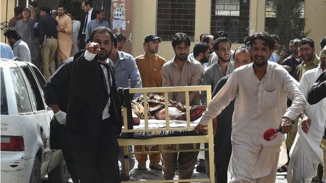 Взрыв в Кветте, эвакуация раненого