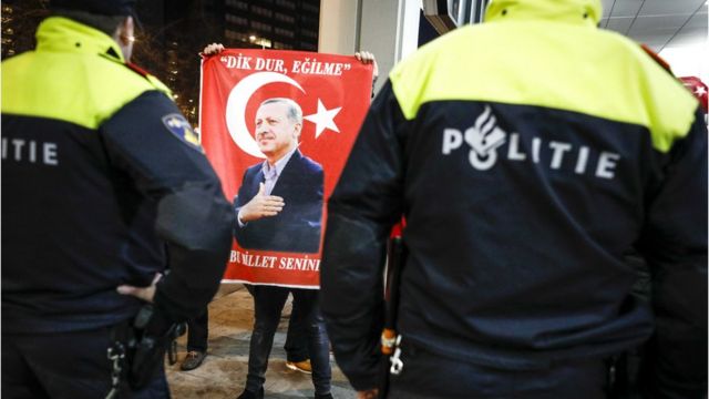 Hollanda'da izin verilmeyen miting