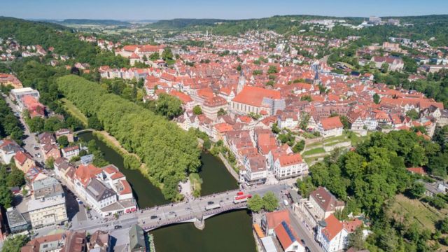 O Rio Neckar no centro da cidade, formando uma pequena ilha, Neckarinsel