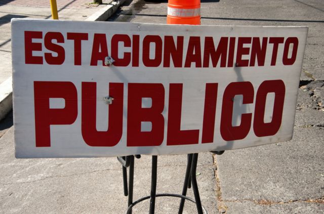 Cartel de estacionamiento público.