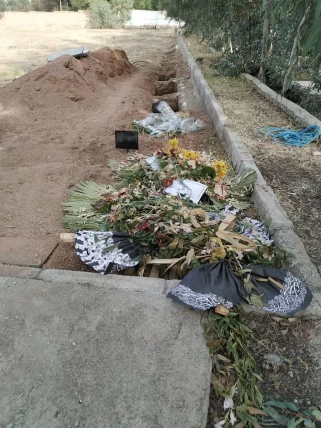 اردیبهشت ۱۴۰۰ حکومت چند خانواده‌ بهایی را مجبور کرد دو نفر از متوفیانشان را در قبرهایی حفر شده در محل گورهای جمعی زندانیان سیاسی دفن کنند