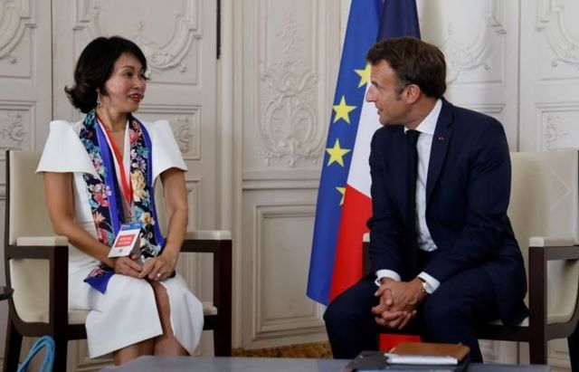 Vingroup vươn ra tầm quốc tế: Tổng giám đốc VinFast toàn cầu Lê Thị Thu Thủy tiếp xúc với Tổng thống Pháp Emmanuel Macron ở Pháp ngày 11/7/2022