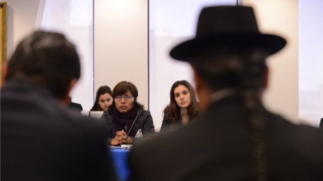 Brisa de Angulo en una audiencia de la Comisión Interamericana de Derechos Humanos frente a representantes del Estado de Bolivia en marzo de 2017.
