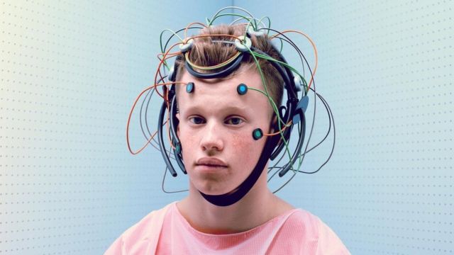 Un joven con electrodos conectados a la cabeza